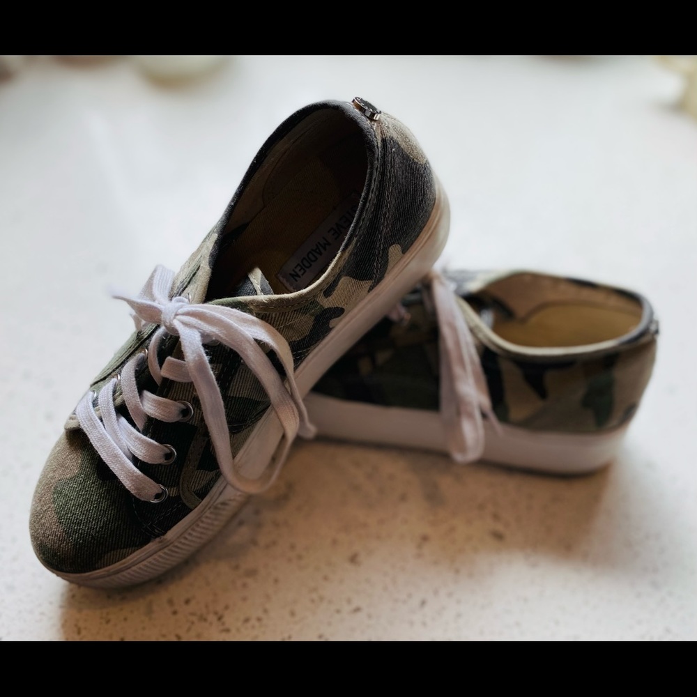 Steve Madden EMMI 2" Sneakers/Camo- Size 8M